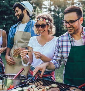 Buren in opperbeste stemming tijdens een buurtfeest.
