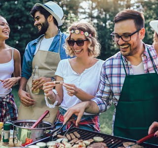 Buren in opperbeste stemming tijdens een buurtfeest.