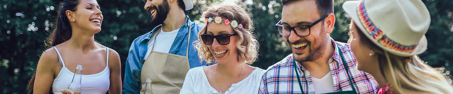 Buren in opperbeste stemming tijdens een buurtfeest.