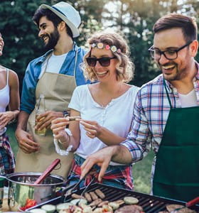 Des voisins de bonne humeur lors d’une fête des voisins.