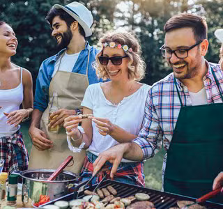Des voisins de bonne humeur lors d’une fête des voisins.
