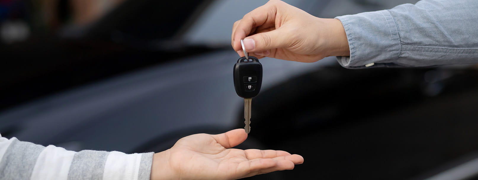 Autosleutels worden afgegeven om uit te lenen aan een occasionele bestuurder.