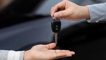 Les clés de voiture sont - prêtées à des amis ou à la famille.