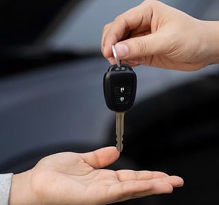 Les clés de voiture sont - prêtées à des amis ou à la famille.