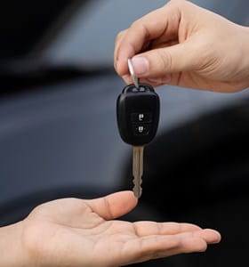 Autosleutels worden afgegeven om uit te lenen aan een occasionele bestuurder.