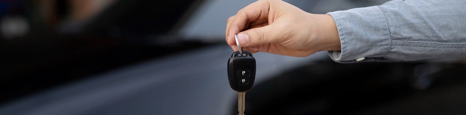Autosleutels worden afgegeven om uit te lenen aan een occasionele bestuurder.