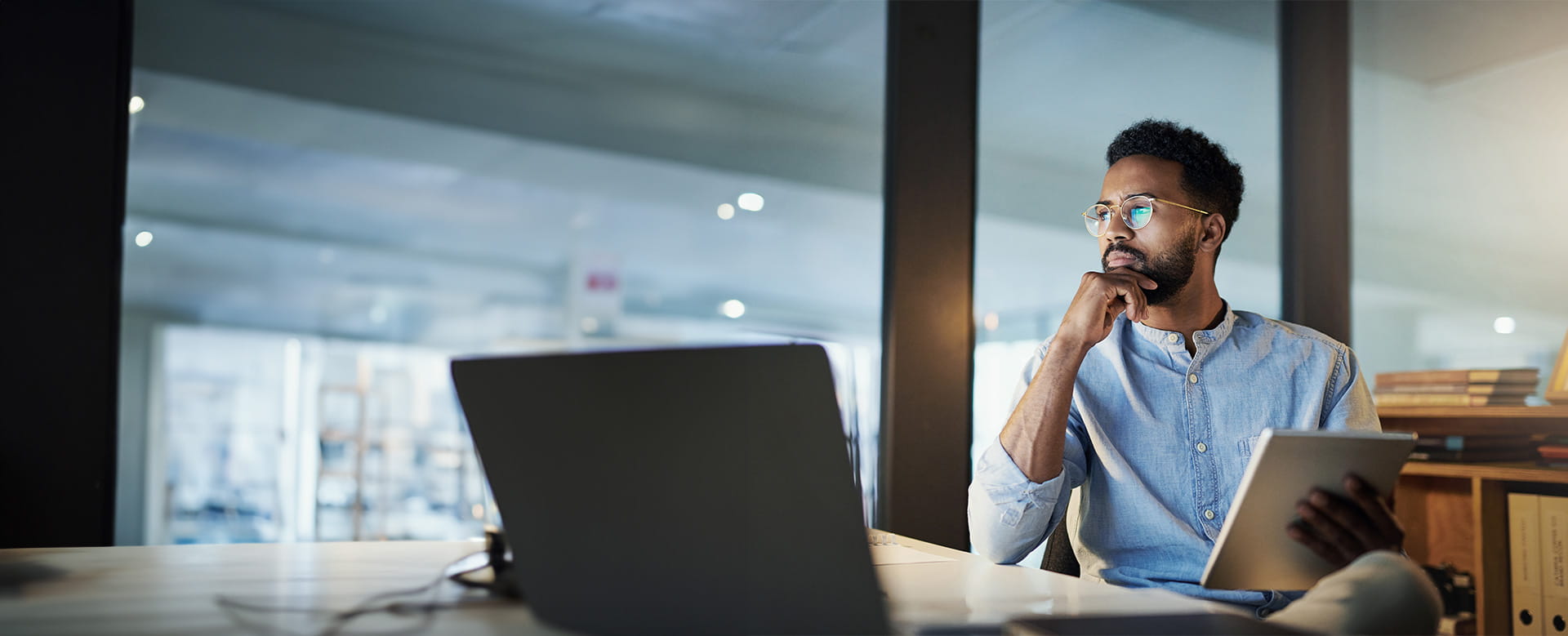 Un travailleur indépendant compare les différentes options de pensions complémentaires pour indépendants. 