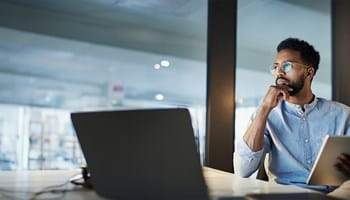 Un travailleur indépendant compare les différentes options de pensions complémentaires pour indépendants.