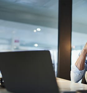 Un travailleur indépendant compare les différentes options de pensions complémentaires pour indépendants.