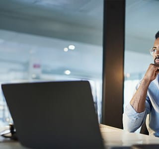 Un travailleur indépendant compare les différentes options de pensions complémentaires pour indépendants.
