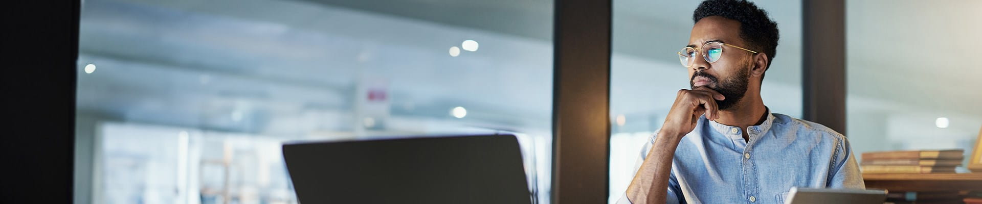 Un travailleur indépendant compare les différentes options de pensions complémentaires pour indépendants.