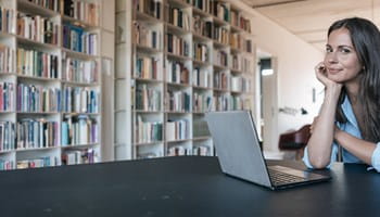 Een onderneemster denkt na over het verschil tussen tak 21 en tak 23.