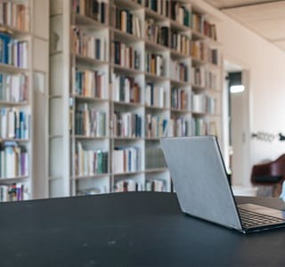 Een onderneemster denkt na over het verschil tussen tak 21 en tak 23.