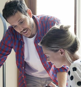 Couple qui regarde les plans de rénovation de leur maison.