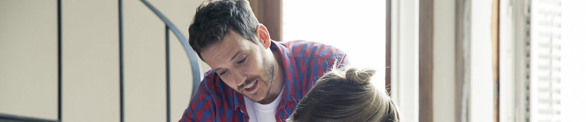Couple qui regarde les plans de rénovation de leur maison en Wallonie.