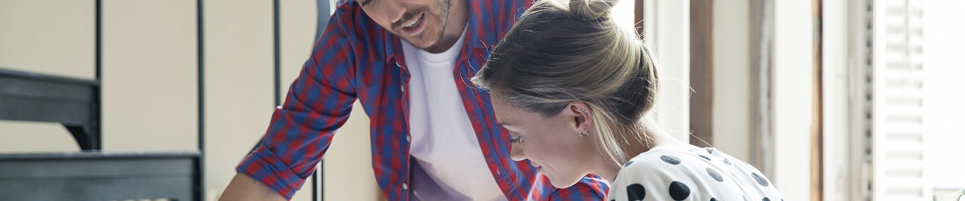 Couple qui regarde les plans de rénovation de leur maison.