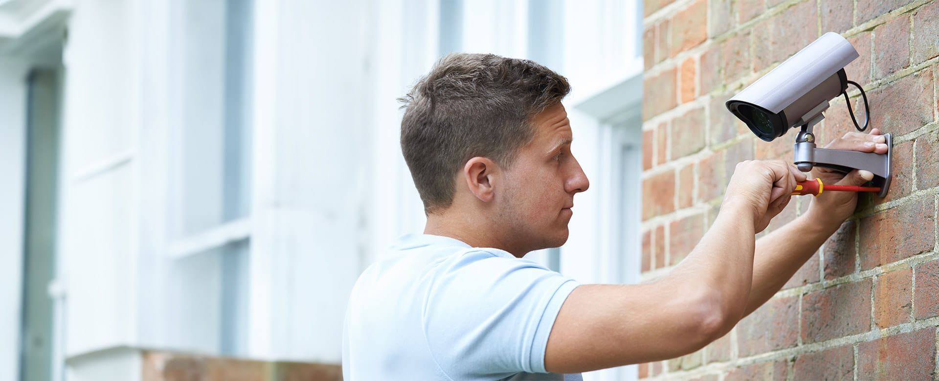 Homme installant une caméra comme protection contre le vol