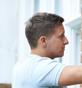 Homme installant une caméra comme protection contre le vol