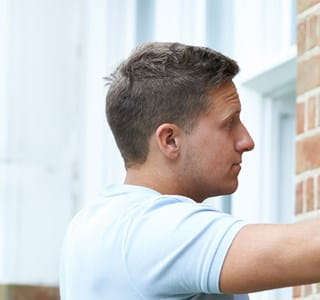 Homme installant une caméra comme protection contre le vol