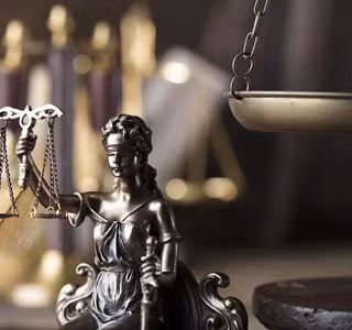 Een verzekering rechtsbijstand kan de gemeente financieel ondersteunen in een gerechtelijke procedure.