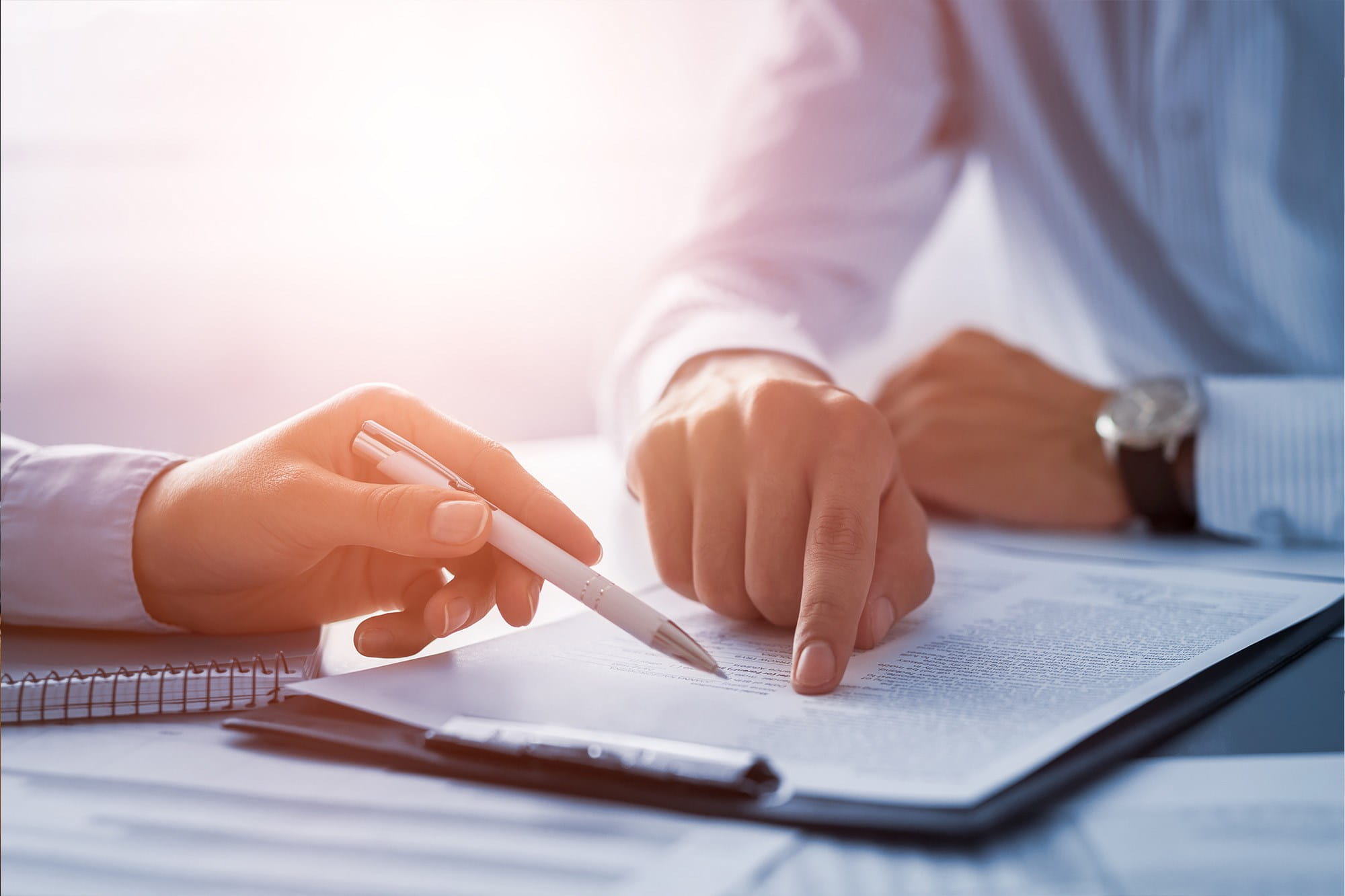 Deux personnes discutent pour connaître les procédures pour résilier un contrat d’assurance