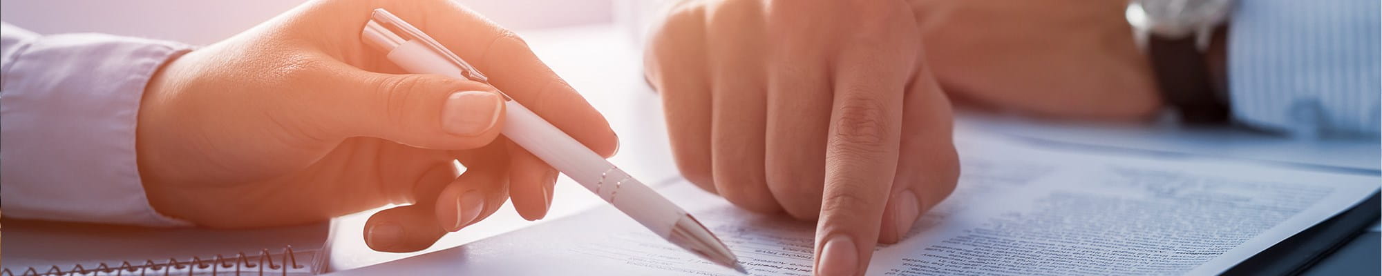 Deux personnes discutent pour connaître les procédures pour résilier un contrat d’assurance