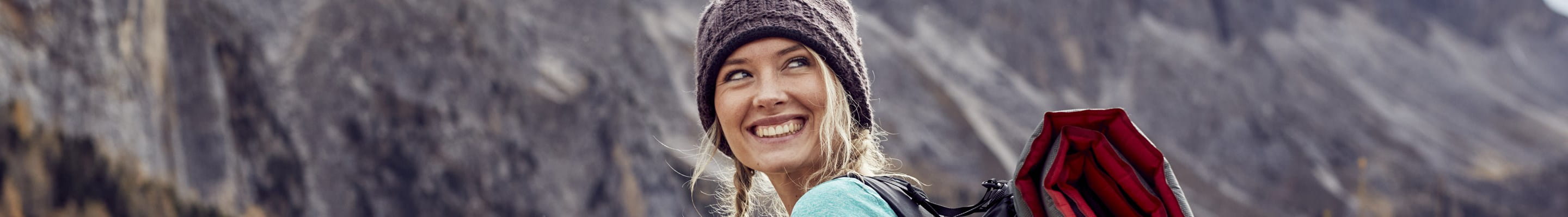 Femme qui part en randonnée après avoir comparé les assurances voyage.