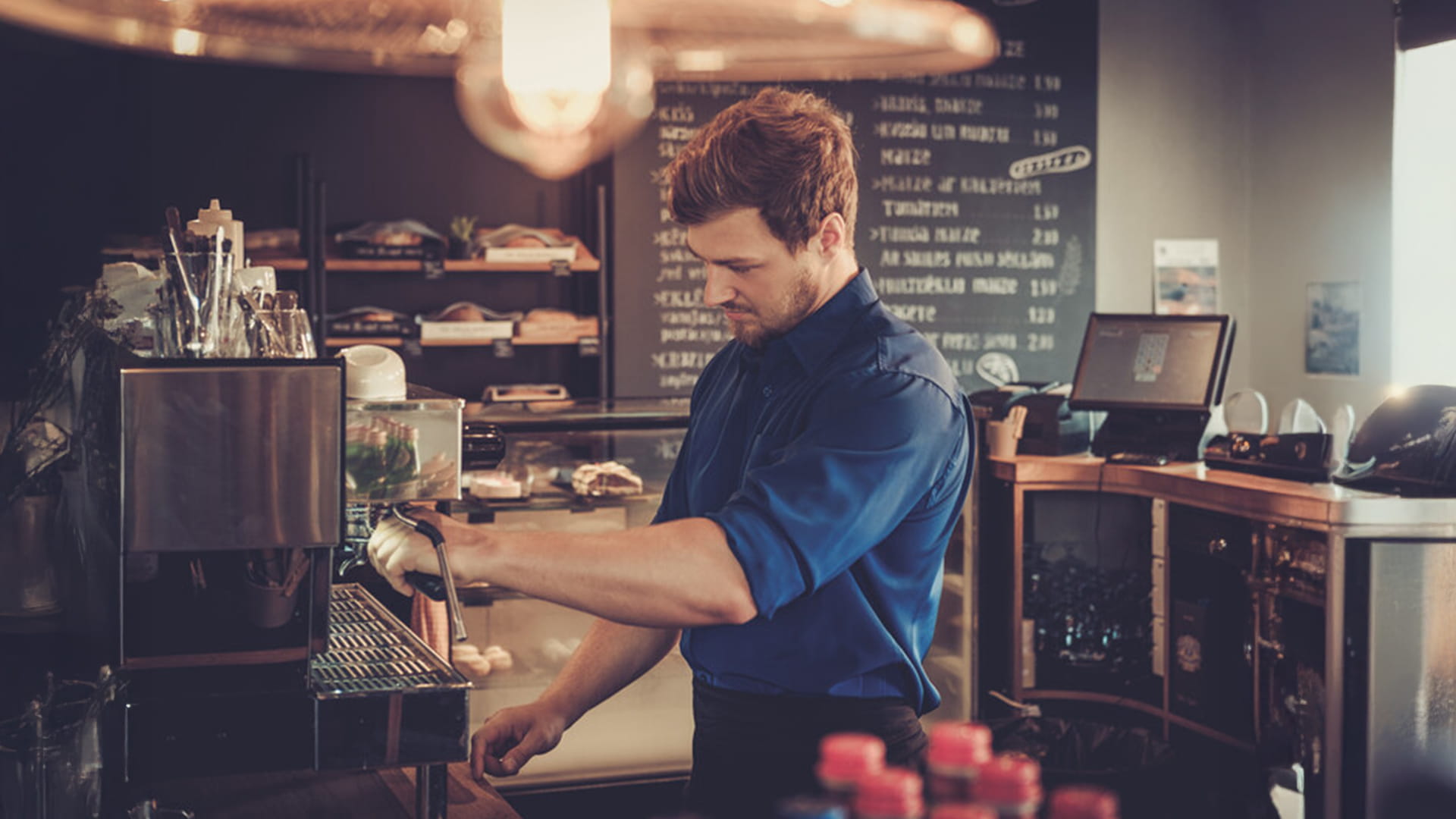 Een jobstudent of flexi-jobber werkt in een café naast zijn lesuren.