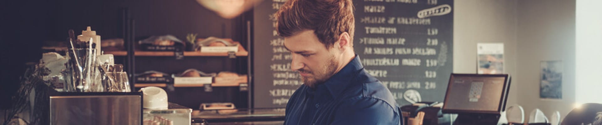 Een jobstudent of flexi-jobber werkt in een café naast zijn lesuren.