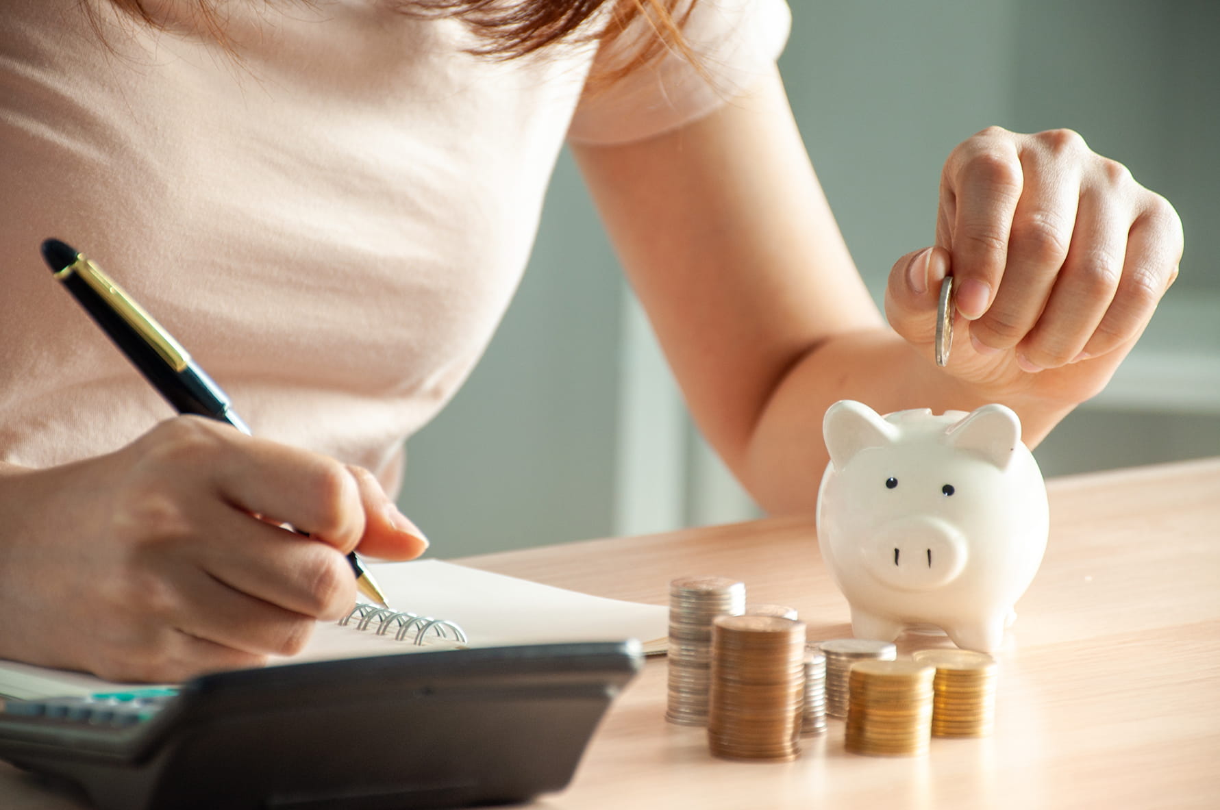 Zelfstandige onderneemster zet geld opzij als gewaarborgd inkomen in geval van moeilijke tijden. 