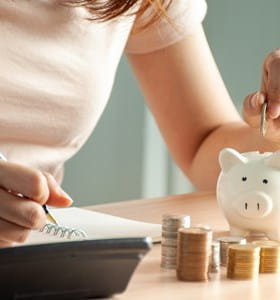 Zelfstandige onderneemster zet geld opzij als gewaarborgd inkomen in geval van moeilijke tijden.