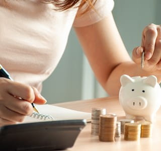 Zelfstandige onderneemster zet geld opzij als gewaarborgd inkomen in geval van moeilijke tijden.