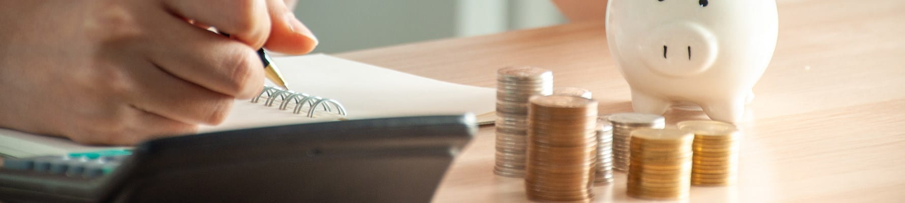 Zelfstandige onderneemster zet geld opzij als gewaarborgd inkomen in geval van moeilijke tijden.