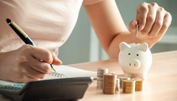 Indépendante qui met de l’argent de côté pour des revenus garantis en cas de coups durs.