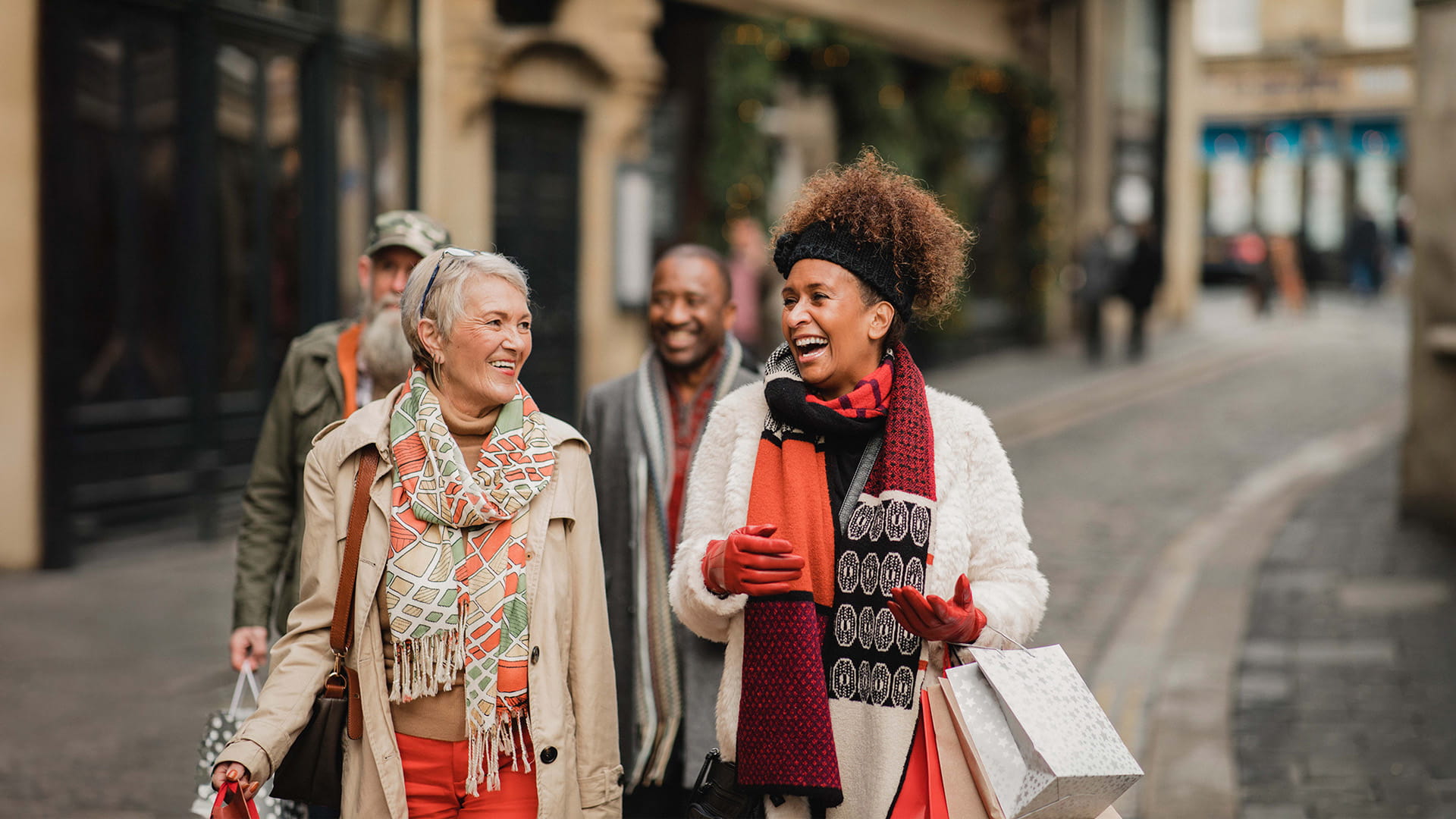 Femmes se baladant dans la brocante de leur quartier  