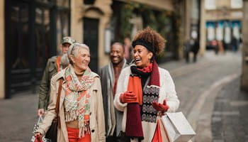 Femmes se baladant dans la brocante de leur quartier