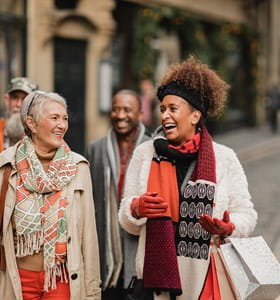 Femmes se baladant dans la brocante de leur quartier