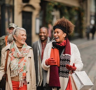 Femmes se baladant dans la brocante de leur quartier