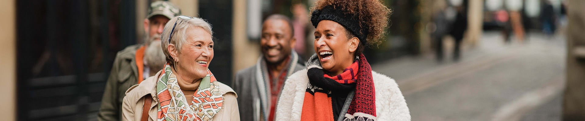 Twee vrouwen kuieren op de rommelmarkt in hun buurt.
