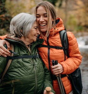 Een oudere vrouw gaat wandelen met haar meerderjarige kleindochter aan wie ze een schenking via een levensverzekering met een bankgift doet .