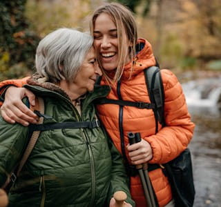 Een oudere vrouw gaat wandelen met haar meerderjarige kleindochter aan wie ze een schenking via een levensverzekering met een bankgift doet .