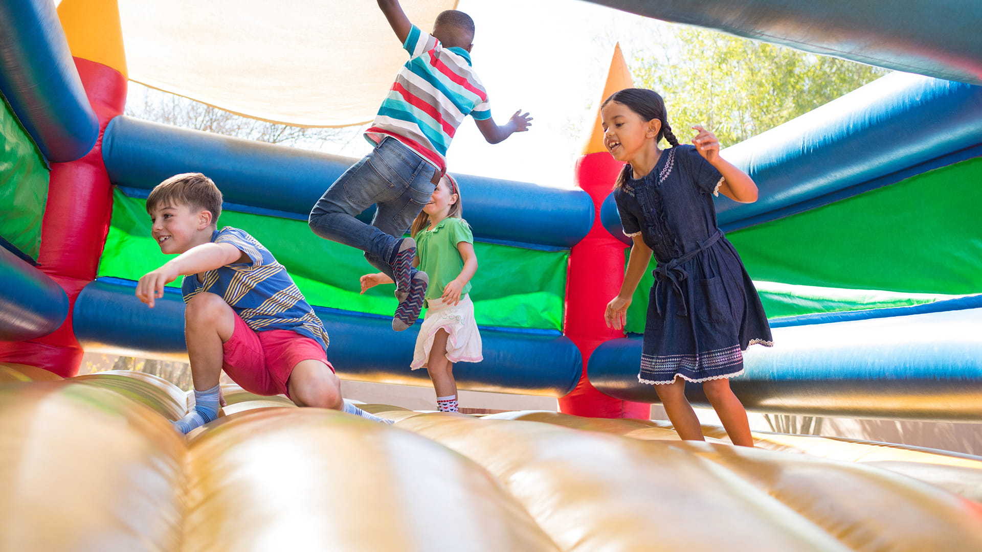 Kinderen spelen op een springkasteel nadat u als organisatie de nodige preventieve maatregelen hebt genomen in het kader van uw aansprakelijkheid.