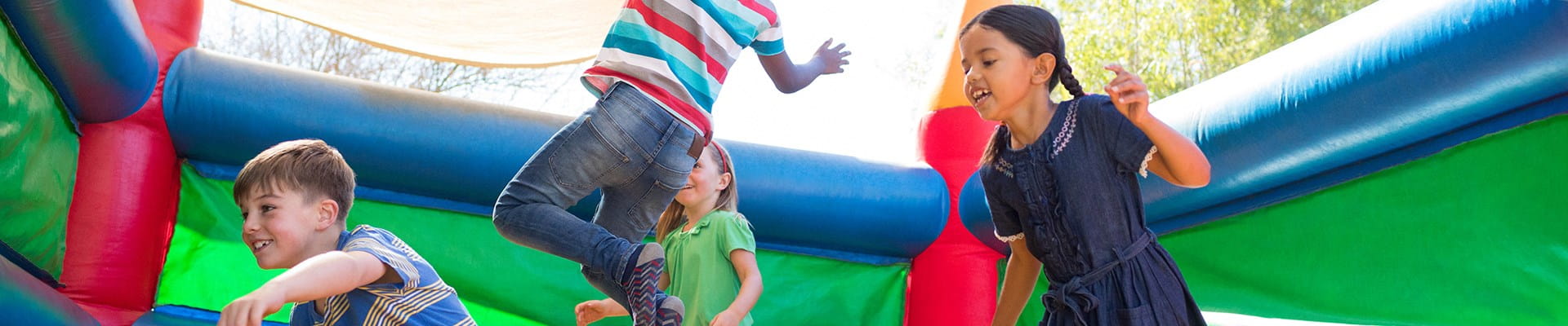 Kinderen spelen op een springkasteel nadat u als organisatie de nodige preventieve maatregelen hebt genomen in het kader van uw aansprakelijkheid.