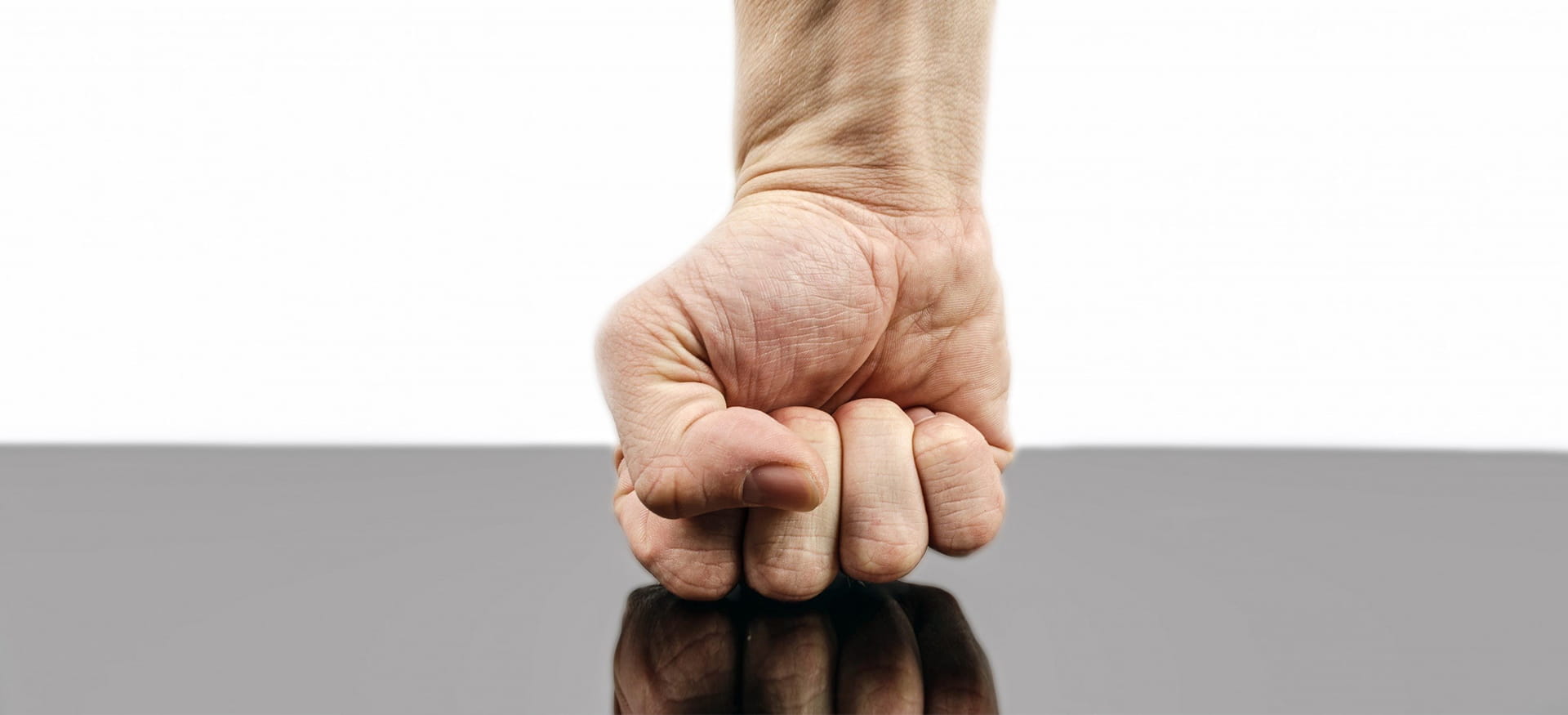 Vuist die agressie op het werk weerspiegelt 