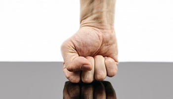 Poing fermé agression au travail