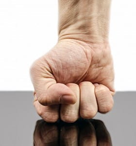 Poing fermé agression au travail