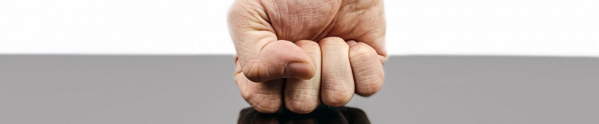 Poing fermé agression au travail