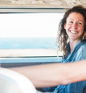 Jong koppel is blij terwijl ze hun tiny house vervoeren.