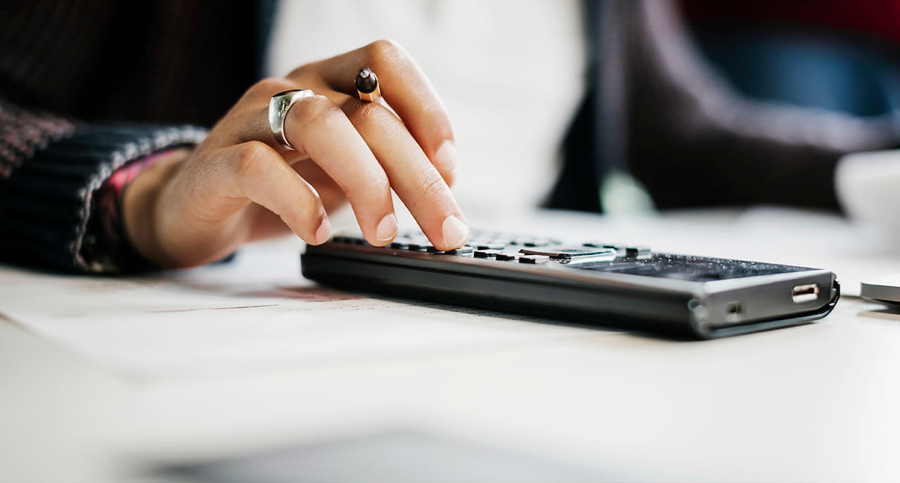 Een zelfstandige berekent zijn sociale bijdragen. 