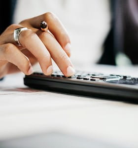 Indépendant qui calcule ses cotisations sociales.